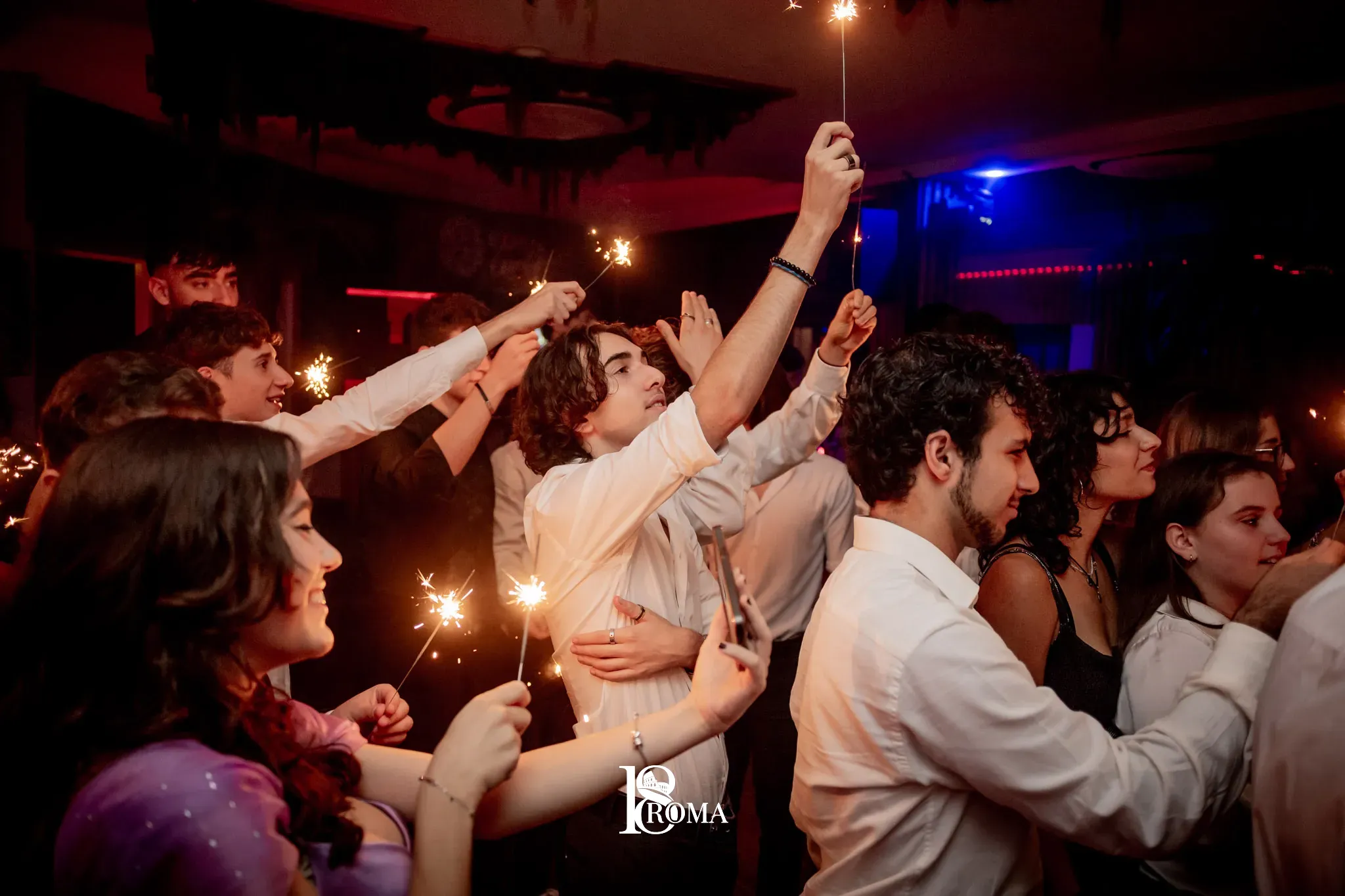 Brindisi tra amici in un locale durante una festa