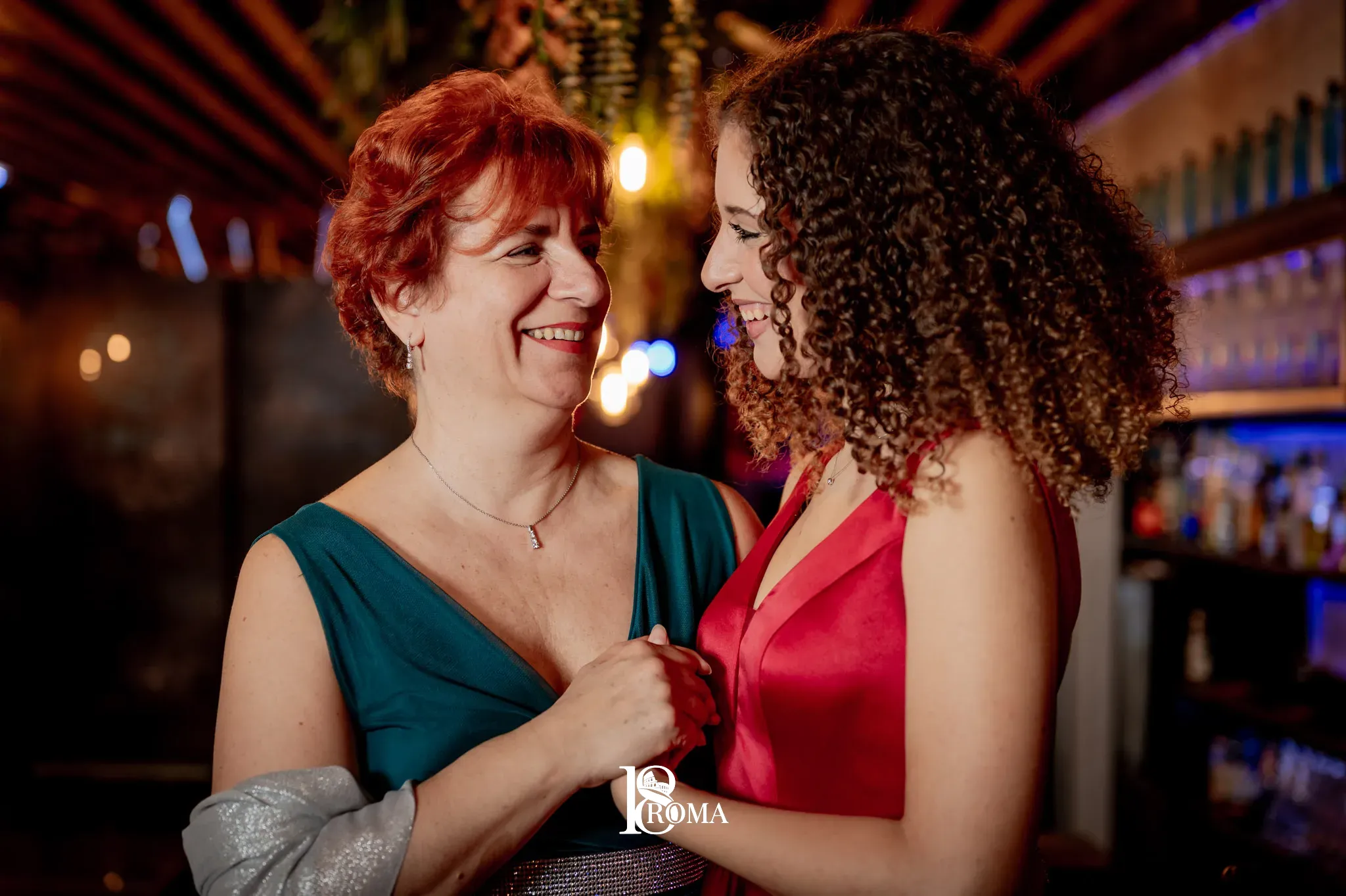 Madre e figlia sorridenti durante il ricevimento