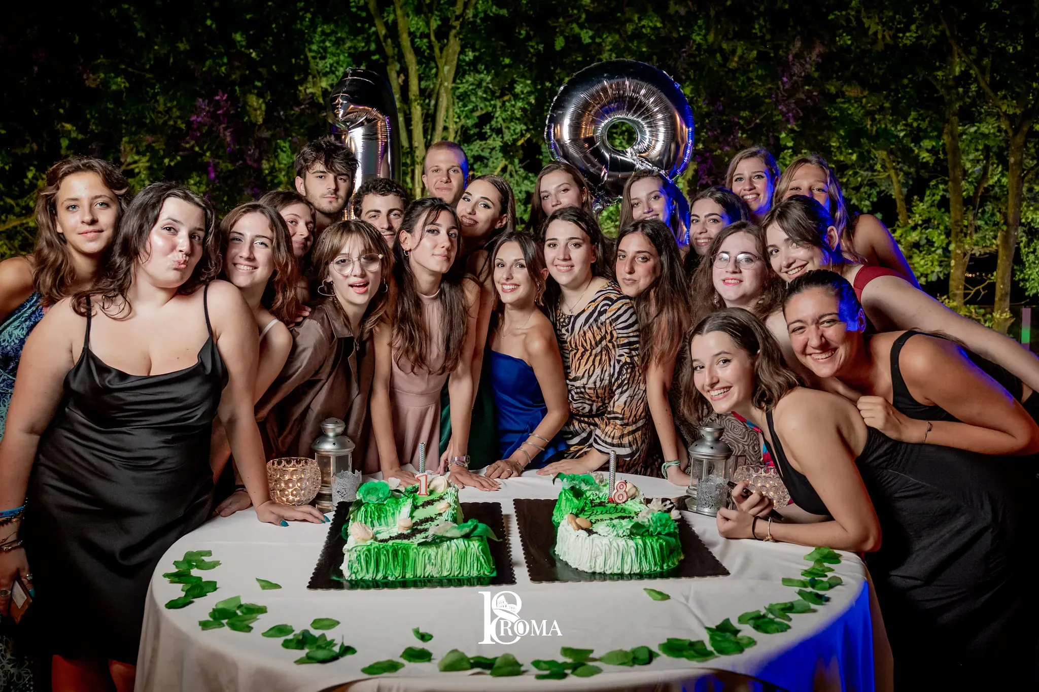 Gruppo di amici intorno alla torta dei 18 anni
