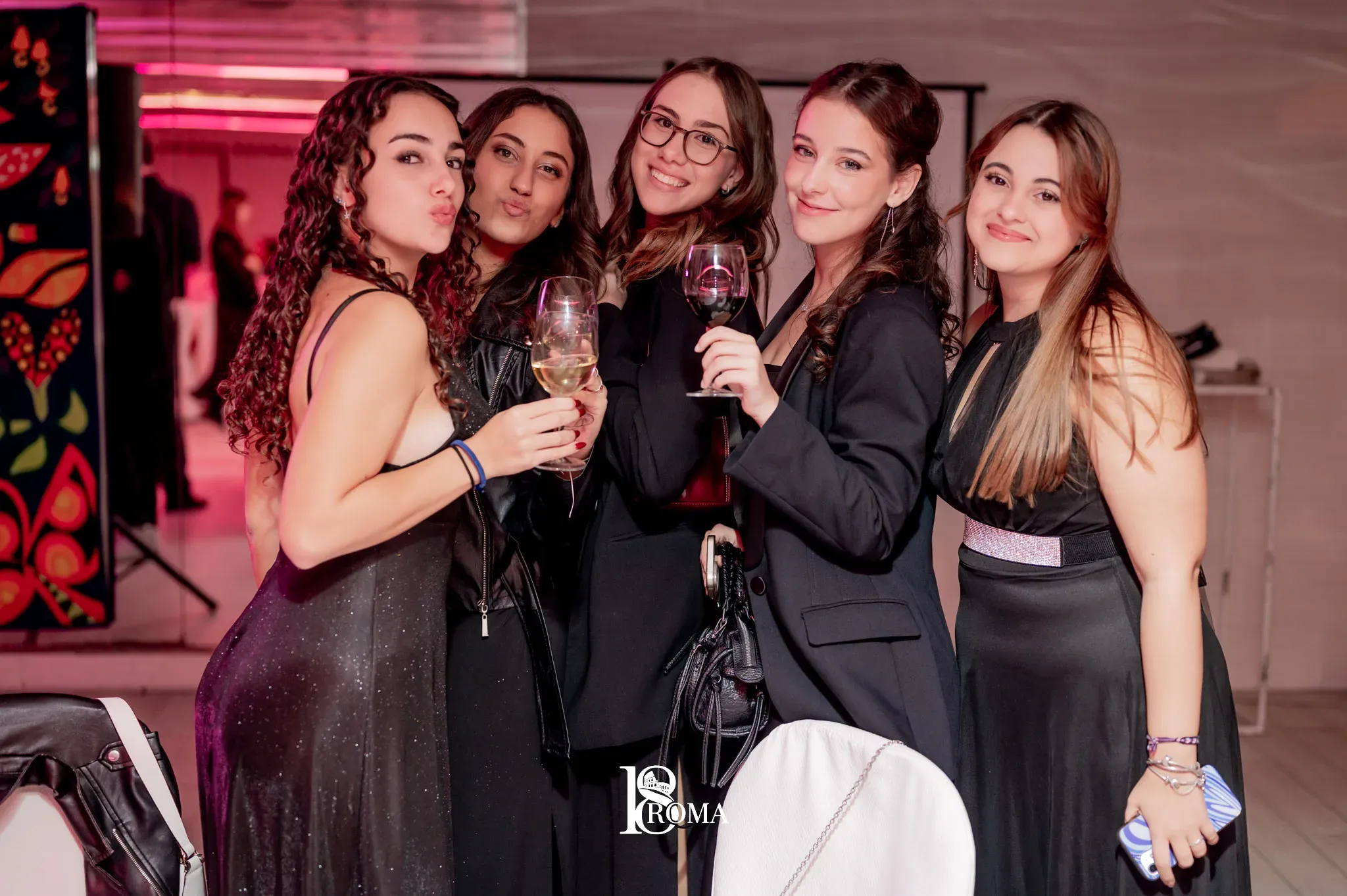 Quattro amiche sorridenti in posa a una festa